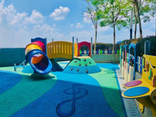 Charming Rustic Retreat with Cozy Interior and Sky Pool View Charming Rustic Retreat with Cozy Interior and Sky Pool View