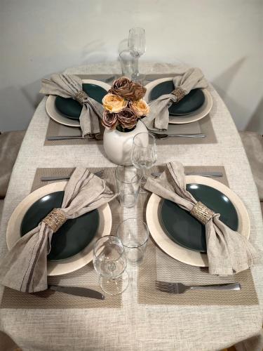 One-Bedroom Apartment image 9