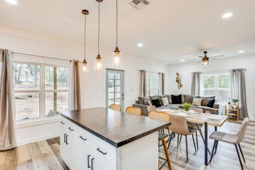 Winnsboro Barndominium w/ Fire Pit & Large Deck! in Vinsboro (TX)