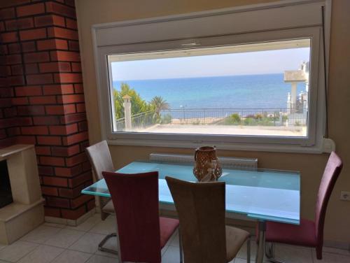 House by the sea in Nea Plagia