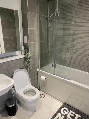 Dušš, Modern 2 Bedroom House, Edinburgh. in Millerhill