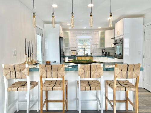 Luxury 4 bedroom 2 bath Lake Views in Marlborough (MA)