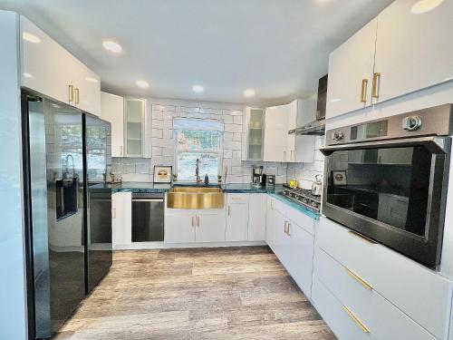 Luxury 4 bedroom 2 bath Lake Views in Marlborough (MA)