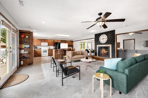 Hillside Hideaway - Lake Access - Hot Tub Hillside Hideaway - Lake Access - Hot Tub