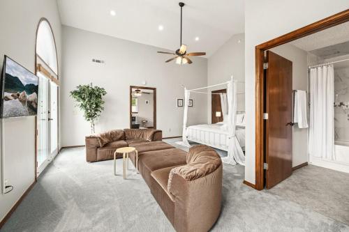 Hillside Hideaway - Lake Access - Hot Tub Hillside Hideaway - Lake Access - Hot Tub