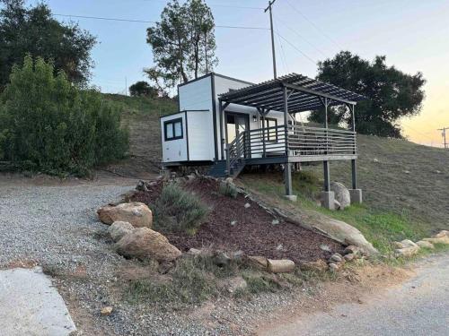 Tiny House - mountain views close to everything in Valley Center, Vereinigte Staaten von Amerika