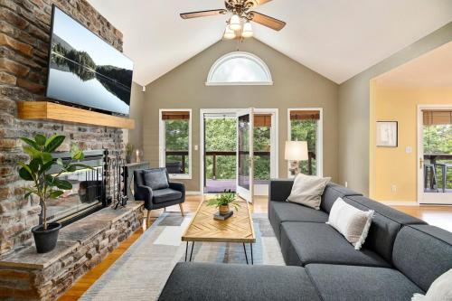 Lakeside Hideaway - Lake House Cabin with Views in Rogers, USA