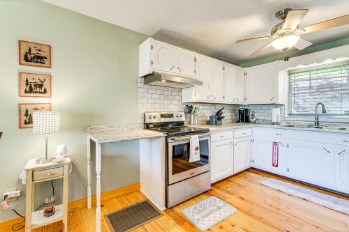 Pet-Friendly Hiawassee Cabin with Lake Views and Sauna in Hiawassee, USA