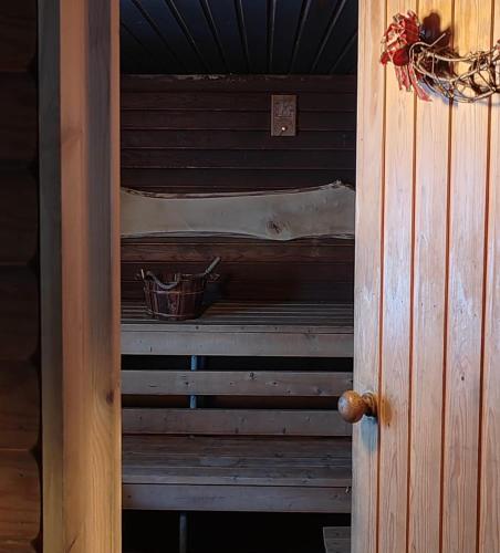 Talo Kainuun korvessa Kiekinkoskella in คูลห์โม