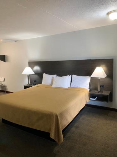 King Room - Mobility Access/Non-Smoking room in Pigeon Forge Parkway Inn