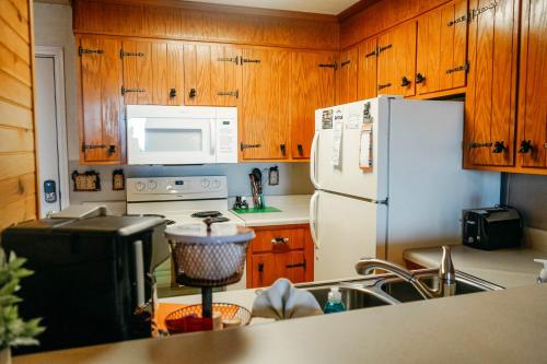 Grandpa's Den #205 - image 8