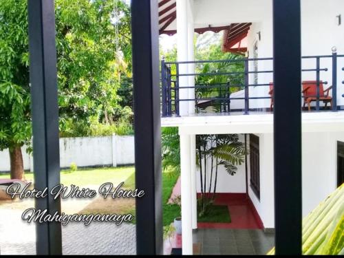 Hotel white house mahiyanganaya in Mahijanganaja