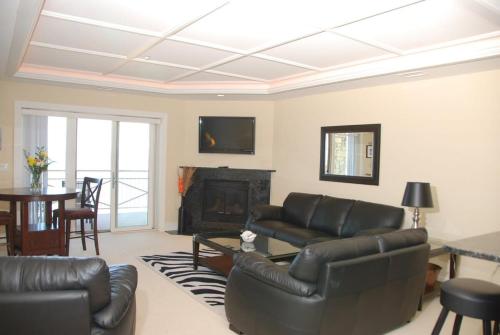 Suite with direct view of Grand Traverse Bay, Traverse City (photo 8)