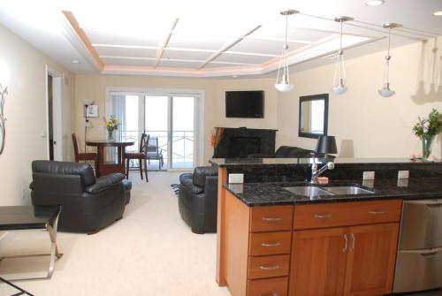Suite with direct view of Grand Traverse Bay, Traverse City (photo 6)