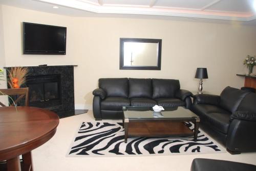 Suite with direct view of Grand Traverse Bay, Traverse City (photo 9)