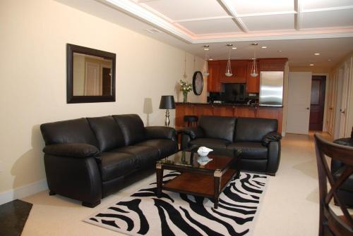 Suite with direct view of Grand Traverse Bay, Traverse City (photo 10)