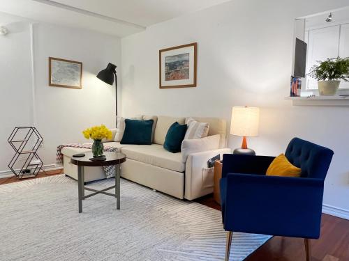 Cozy Clean 1BR Free Parking Downtown Conv Center in First Domb