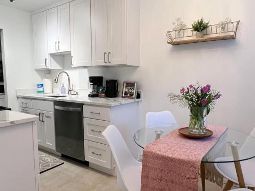 Létesítmények, Cozy Clean 1BR Free Parking Downtown Conv Center in First Domb