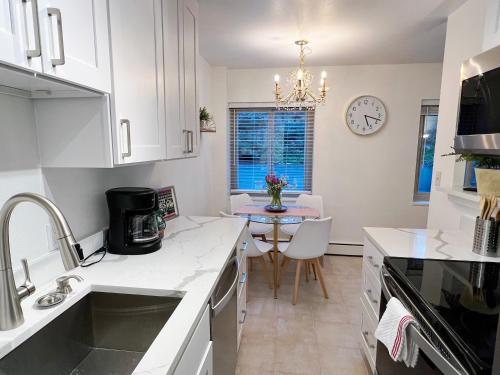 Konyha, Cozy Clean 1BR Free Parking Downtown Conv Center in First Domb