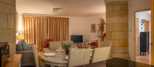 المرافق, Abbey Church 9 The Nave 2 bedroom Luxury Self catering apartment in Historic Abbey in Fort Augustus Town Center