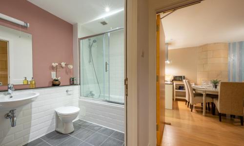 حمام, Abbey Church 9 The Nave 2 bedroom Luxury Self catering apartment in Historic Abbey in Fort Augustus Town Center