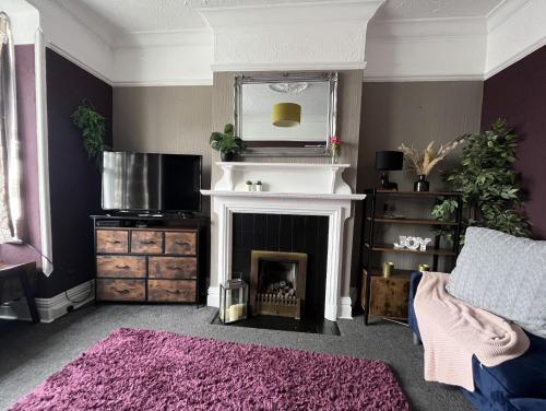 For contractors nr Worthing station large 4 bed 2bath house sleeps 10 by Eagle Owl Property photo 1