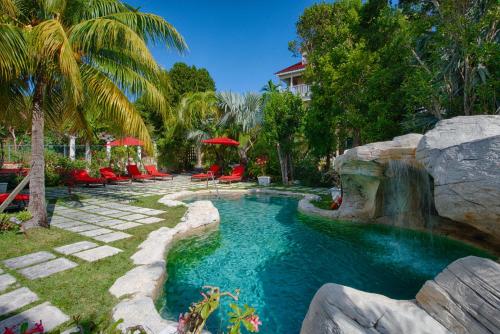 Surrounding environment, A Stone's Throw Away in Nassau