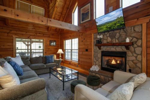 Log Cabin with Hot Tub Fire Pit Gym More in Sevierville, USA
