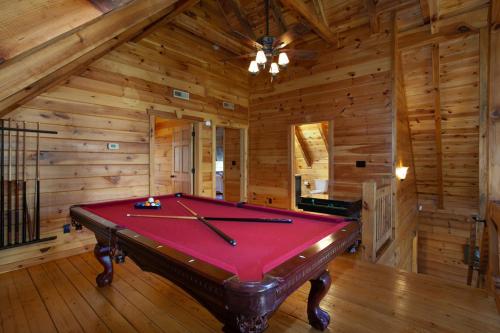 Log Cabin with Hot Tub Fire Pit Gym More in Sevierville, USA
