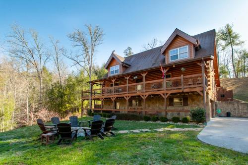 Log Cabin with Hot Tub Fire Pit Gym More in Sevierville, USA
