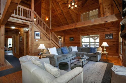 Log Cabin with Hot Tub Fire Pit Gym More in Sevierville, USA