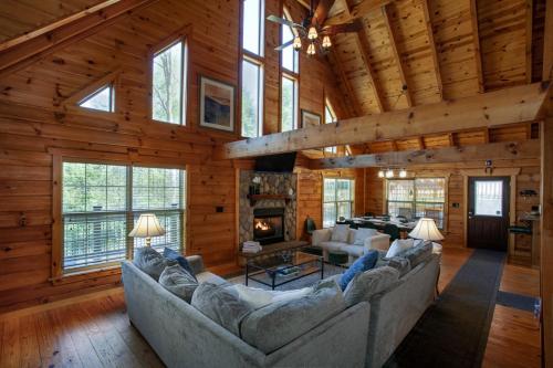 Log Cabin with Hot Tub Fire Pit Gym More in Sevierville, USA
