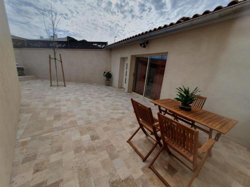 Dépendance de charme avec grande terrasse en travertin