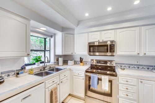 Palm Desert Home with Pool Access - Near Golfing! in Palm Desert, USA