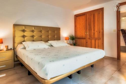 Waterfront villa with breathtaking views and pool in Colera