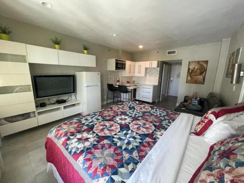 Oceanfront Miami Beach Studio 925 in Miami Beach, USA