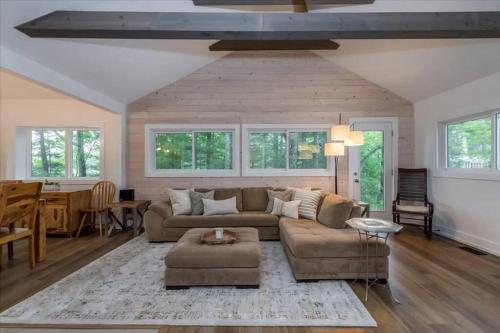 Gorgeous Muskokan Cottage on Six Mile Lake