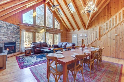 Blakeslee Cabin with Spacious Deck and Private Hot Tub in Blakeslee, USA
