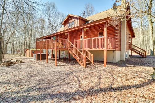 Blakeslee Cabin with Spacious Deck and Private Hot Tub in Blakeslee, USA