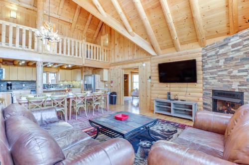 Blakeslee Cabin with Spacious Deck and Private Hot Tub in Blakeslee, USA