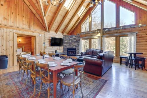 Blakeslee Cabin with Spacious Deck and Private Hot Tub in Blakeslee, USA