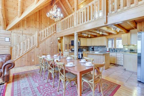 Blakeslee Cabin with Spacious Deck and Private Hot Tub in Blakeslee, USA