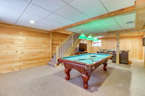 Blakeslee Cabin with Spacious Deck and Private Hot Tub in Blakeslee, USA