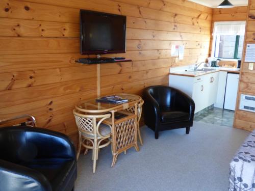 Cedarwood Lakeside Motel & Conference Venue Located in Holdens Bay, Cedarwood Lakeside Motel & Conference Venue is a perfect starting point from which to explore Rotorua. Featuring a complete list of amenities, guests will find their stay at th