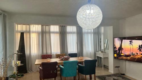 Ein charmanter Zweifamilienhaus - image 3