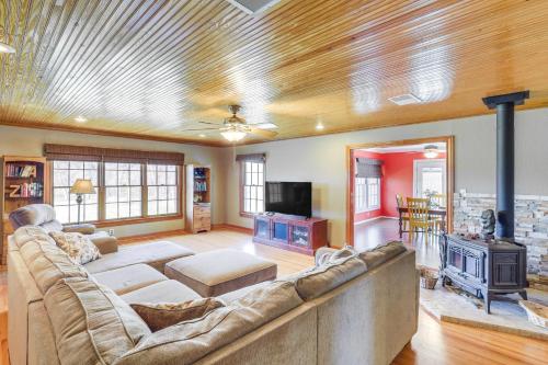 . Riverside Texas Retreat w/ Wraparound Porch!
