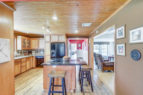 Riverside Texas Retreat w/ Wraparound Porch! in Rockdale (TX)