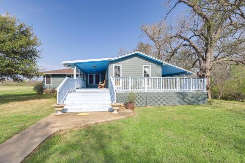 Riverside Texas Retreat w/ Wraparound Porch! in Rockdale (TX)