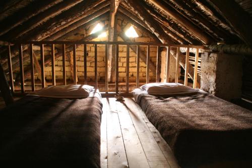 1 queen bed, 2 twin beds