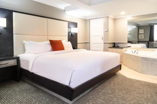 Crowne Plaza Fredericton-Lord Beaverbrook by IHG Room Type - Junior King Suite